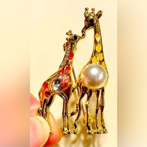 🦒 BABY ADULT GIRAFFE KISSING Brooch Love Adorable Animal Gift Nature Daughter